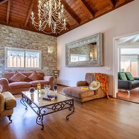 Sleeps 6 With Pool Air Con And Wifi *