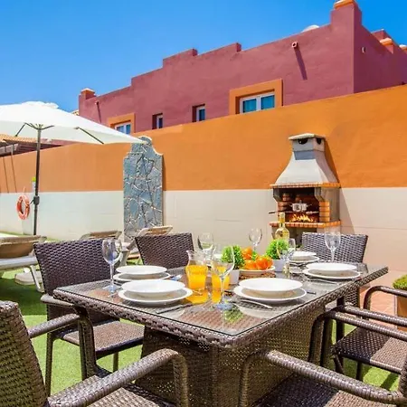 Sleeps 6 With Pool Air Con And Wifi Villa Corralejo