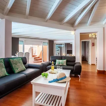 Villa Sleeps 6 With Pool Air Con And Wifi