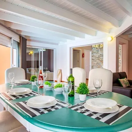 Sleeps 6 With Pool Air Con And Wifi Corralejo